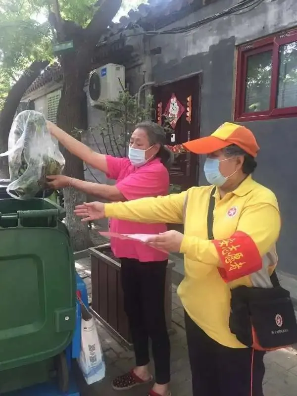 东城区深入开展“东城柠檬黄垃圾分类我先行“活动