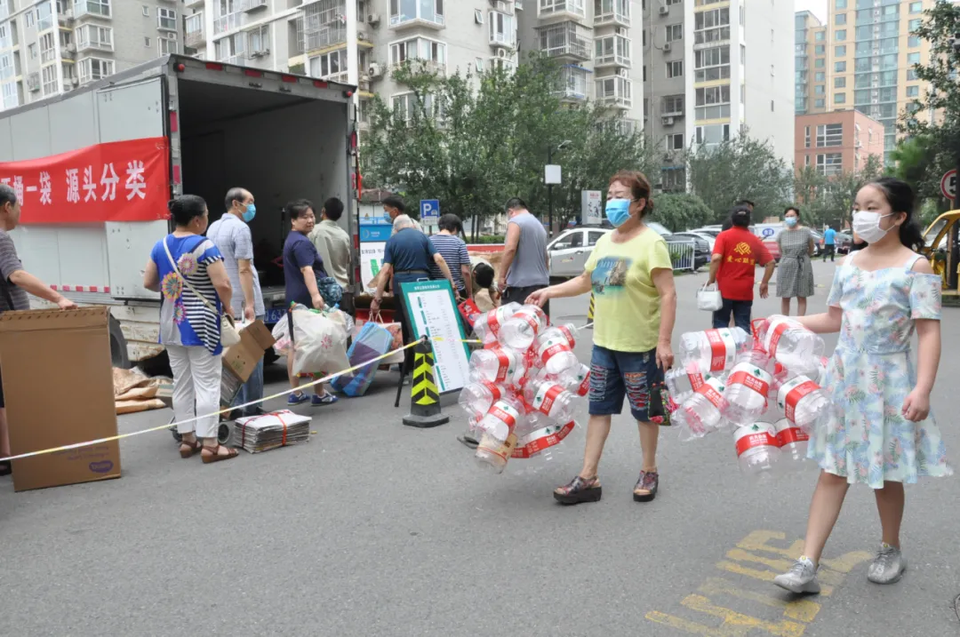 大篷车进社区，废纸箱旧瓶子当场变现