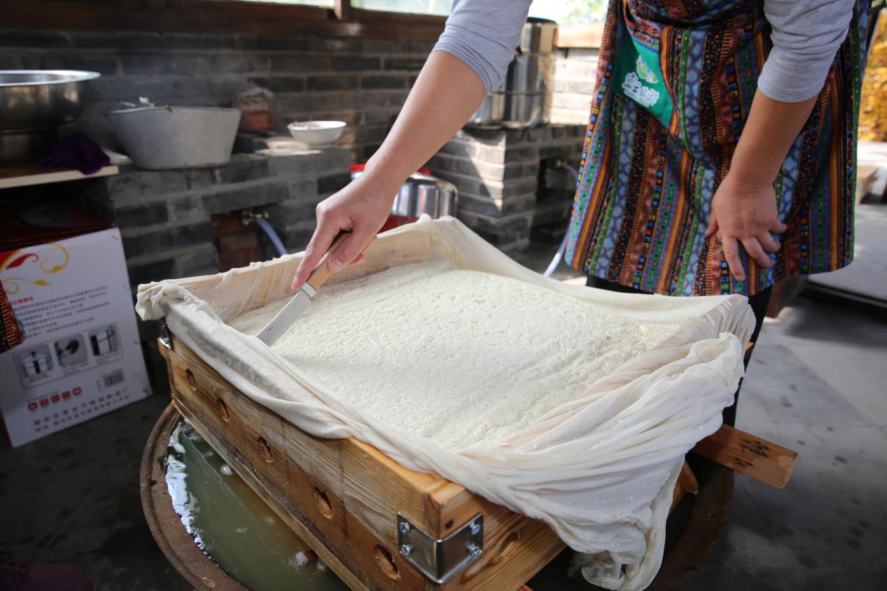 密云区古北口镇迎来市郊铁路怀密线正式开通运营后第一批游客