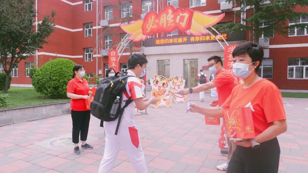 海淀区各中学防疫到位严而有序 初三学子全力以“复”备战中考