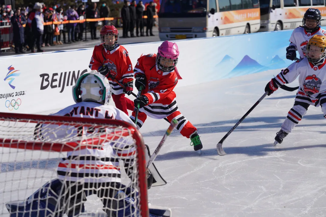 看~石景山之光！火炬传递他们全程保驾护航......