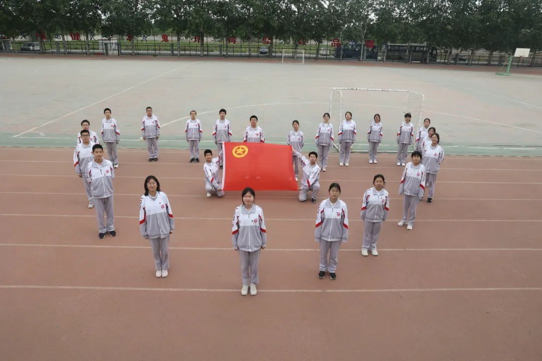 北京一零一中大兴分校团员与团旗合影