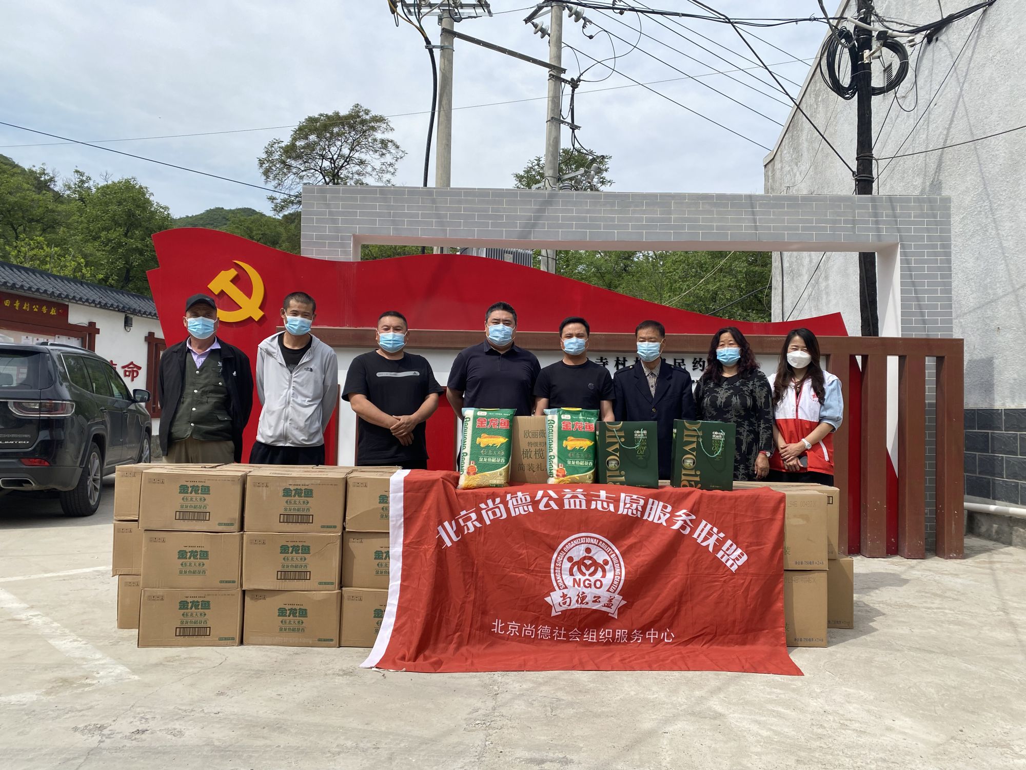 北京市门头沟区政协常委俞陈锋说：“同心战疫、合力为民，各展所长、各尽其能，我们深入到基层，了解基层社区人员所需，尽一份自己的绵薄之力。我们会继续发挥社会组织的力量，响应区委、区政府和区政协的号召，把公益慈善事业落到实处，发挥更大的作用。”