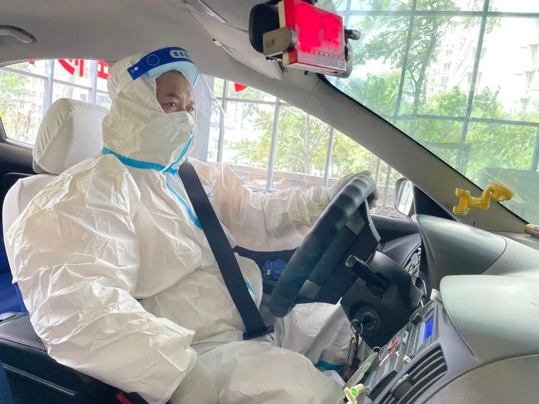 东城严格做好封管控区规范管理和服务保障，“大白”郑重承诺：“无论大事小事，我们都管！”