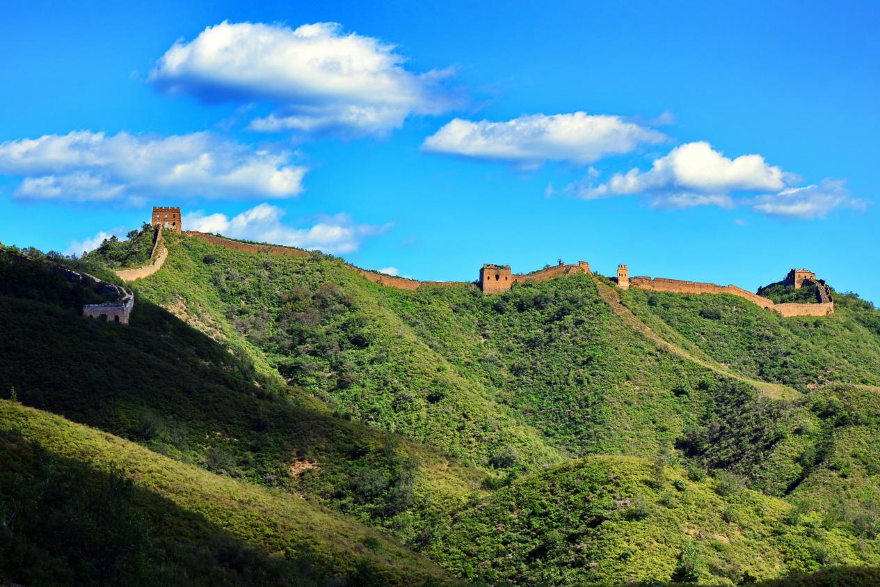 密云区古北口镇迎来市郊铁路怀密线正式开通运营后第一批游客