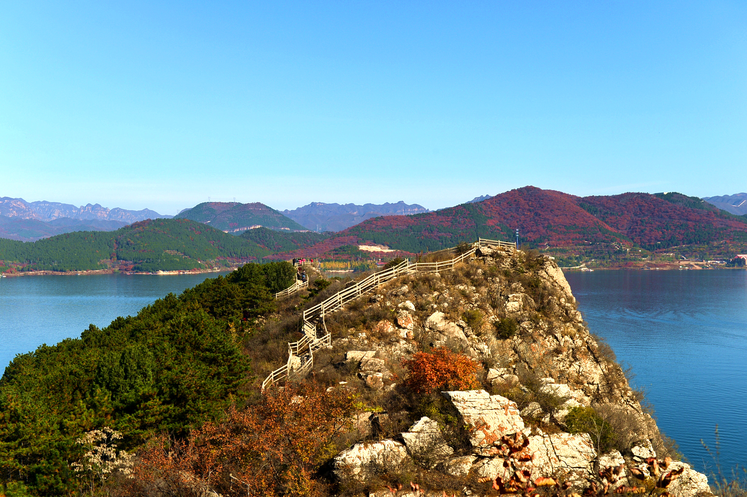 金海湖晚秋 水岸红叶风景独好