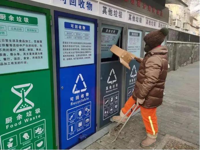 语音提示、人像跟踪、夜间照明，这里的生活垃圾分类投放点很智能！