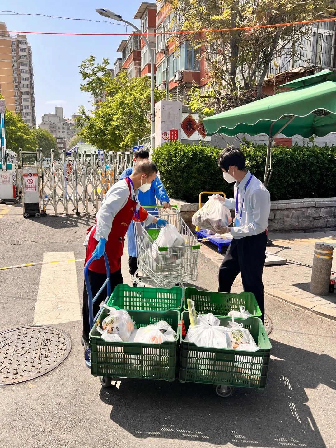 在战“疫”中闪光！他们在城市运行保障各领域，重担上肩，冲锋在前——