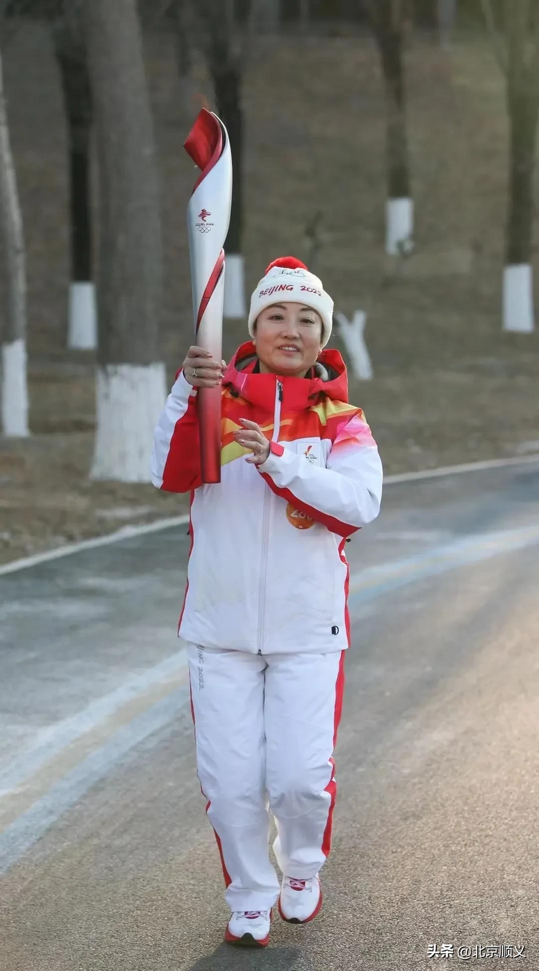 在北京冬奥公园，顺义区教育卫生等领域一线代表顺利完成火炬传递任务