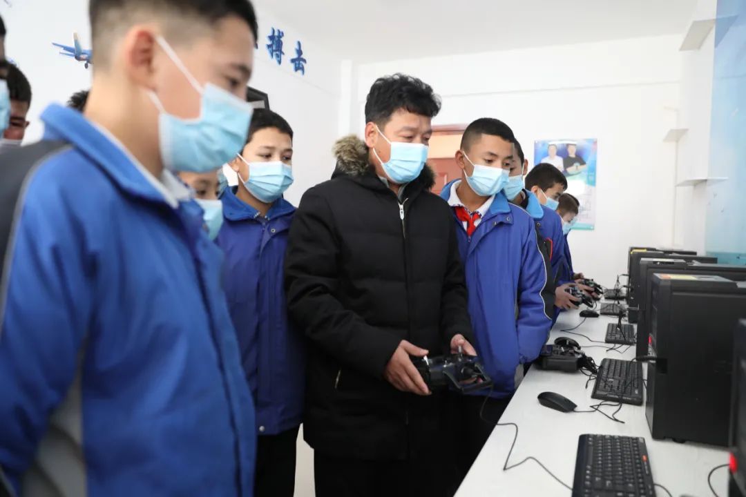 航模社团：带孩子们“一起飞”