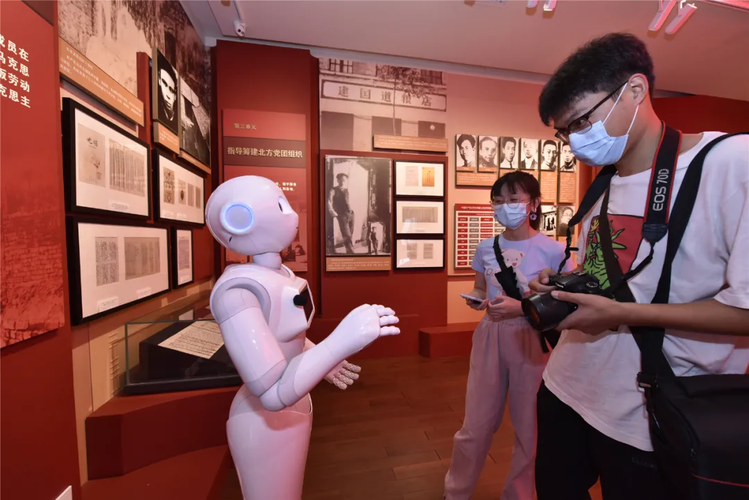 唱红歌、讲故事、说展览，智能机器人助阵“伟大开篇——中国共产党早期北京组织专题展”