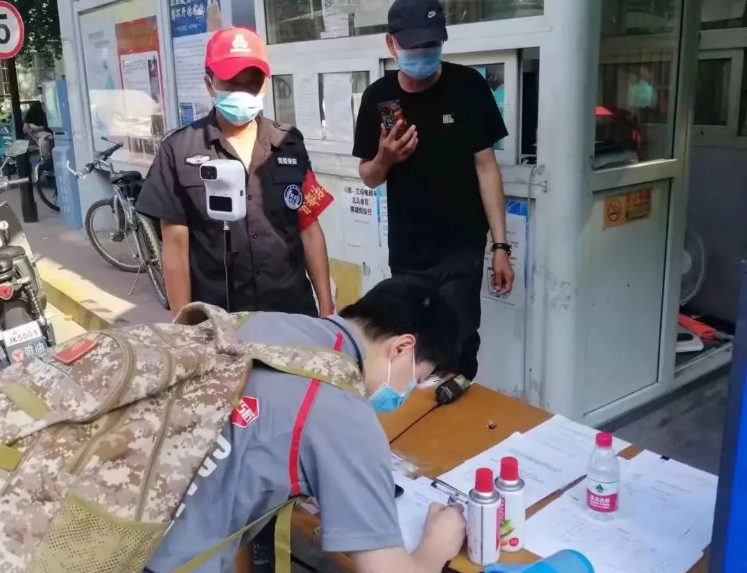 东城防疫卡口“守门人”：用坚守筑牢社区“平安线”