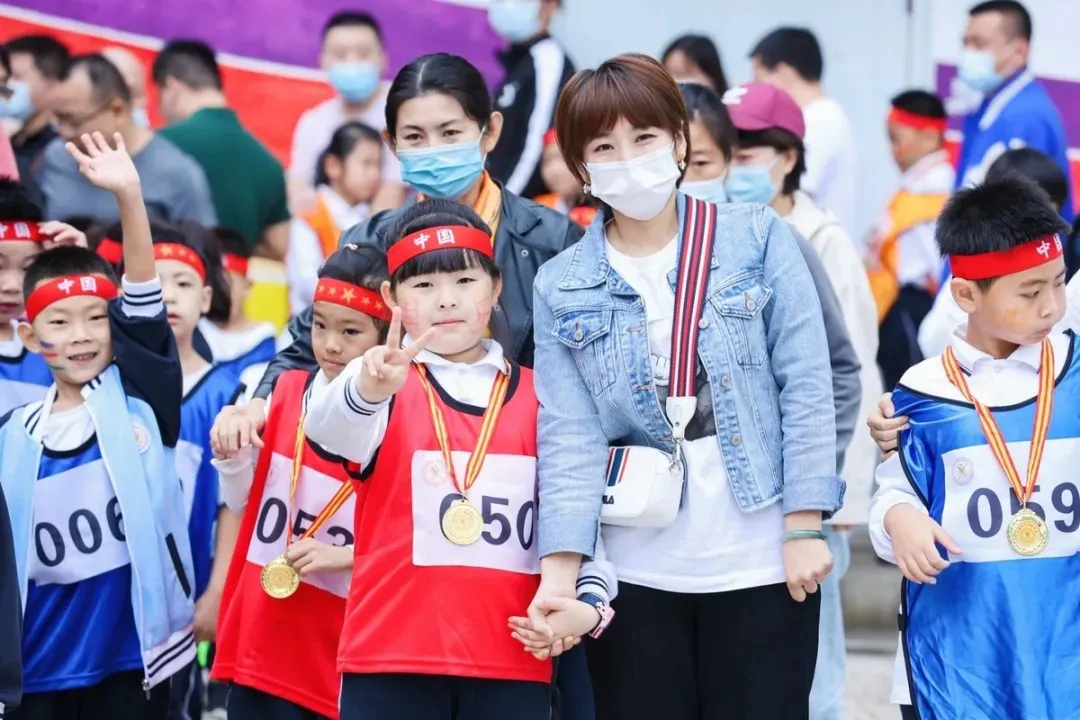 多彩活动阵地 共建文明校园