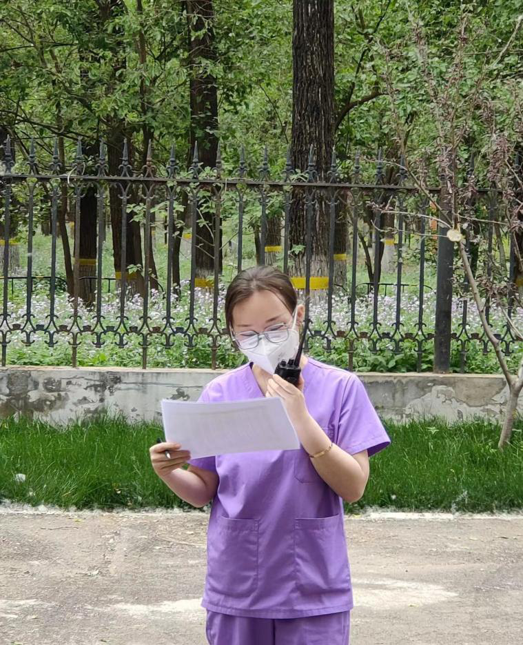 把党旗插在战疫一线