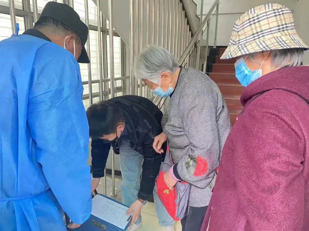 “流动接种小分队”走进社区养老院，老人接种更方便