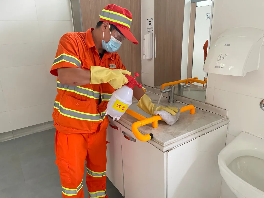 强化履职尽责，全力当好城市防疫守护者