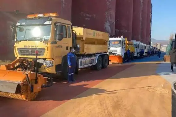 望雪而行——石景山各街道各部门积极开展冬奥期间扫雪铲冰行动！