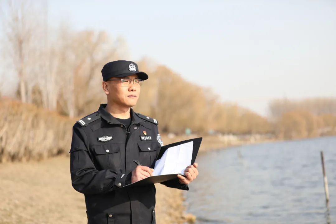 他是“工作狂”，也是“热心肠”，更是同事们的榜样！