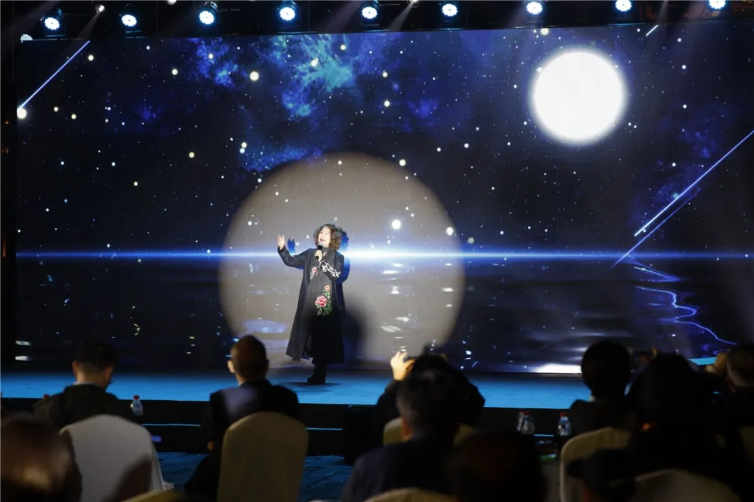 明城墙上吟诗赏月，东城居民感受中秋传统味儿