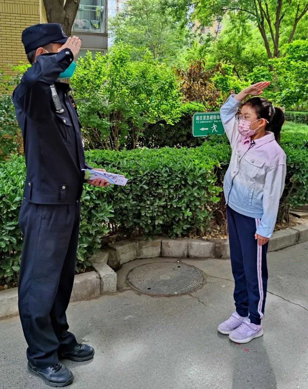 暖心！7岁小女孩作画送给一线抗“疫”民警