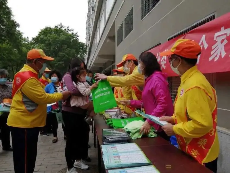 东城区深入开展“东城柠檬黄垃圾分类我先行“活动