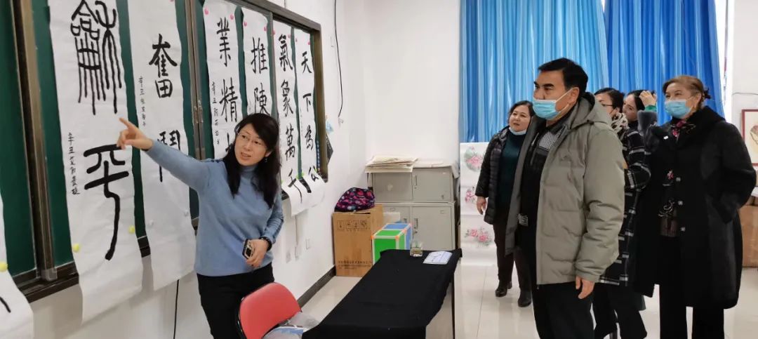 新疆和田：师生书画展风采