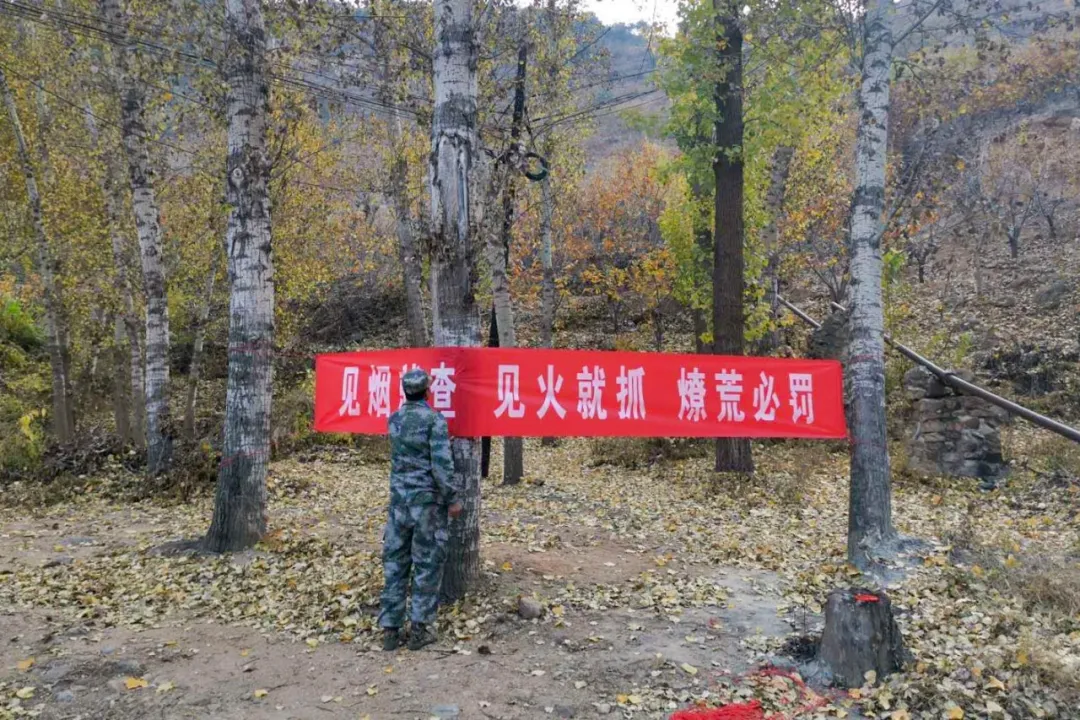 密云区巨各庄镇：防火扫除两不误 秋日最美酒乡路