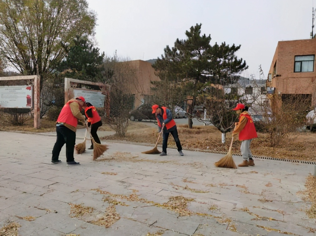 穆家峪镇开展周末大扫除 共享卫生新环境