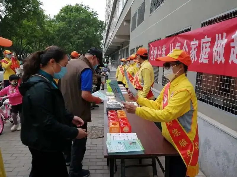 东城区深入开展“东城柠檬黄垃圾分类我先行“活动