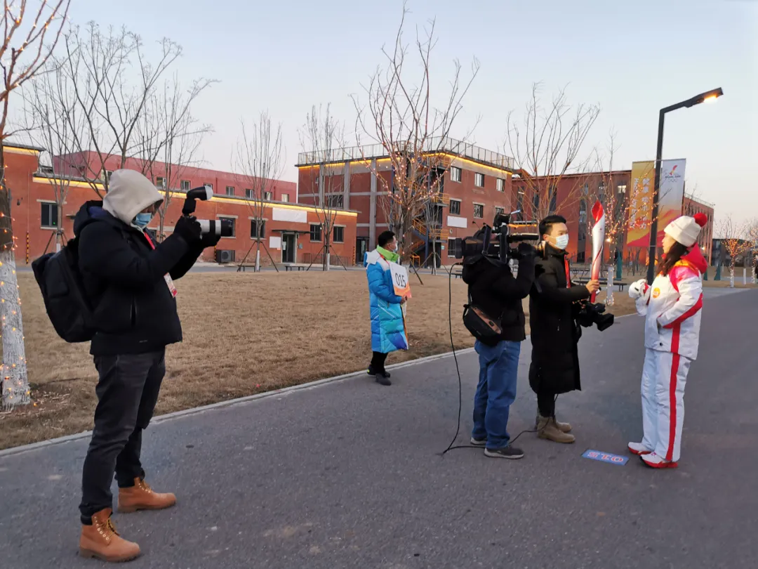 看~石景山之光！火炬传递他们全程保驾护航......