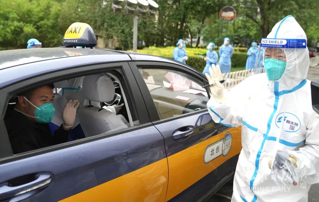 直击丰台封控考点！她走出考点，工作人员报以热烈掌声