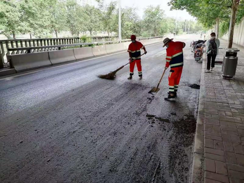 现场直击：海淀环卫部门正在清理旱河铁路桥下淤泥