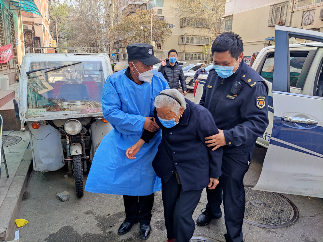 “流动接种小分队”走进社区养老院，老人接种更方便