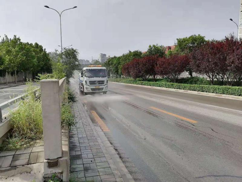 现场直击：海淀环卫部门正在清理旱河铁路桥下淤泥