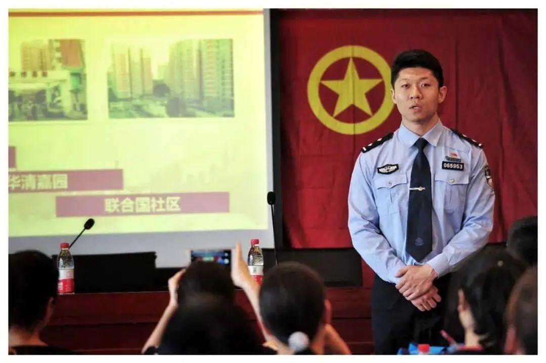 会说多国语言的“社区外交官”