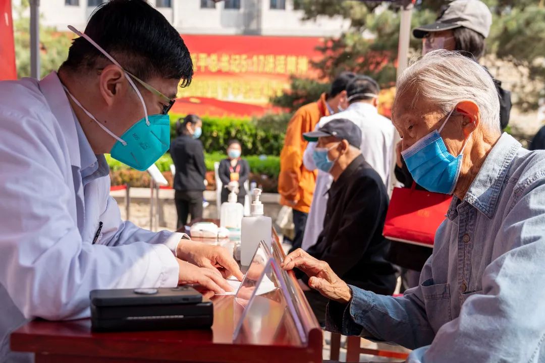 东城区疫苗接种服务送进辖区单位，为离退休老年人打疫苗