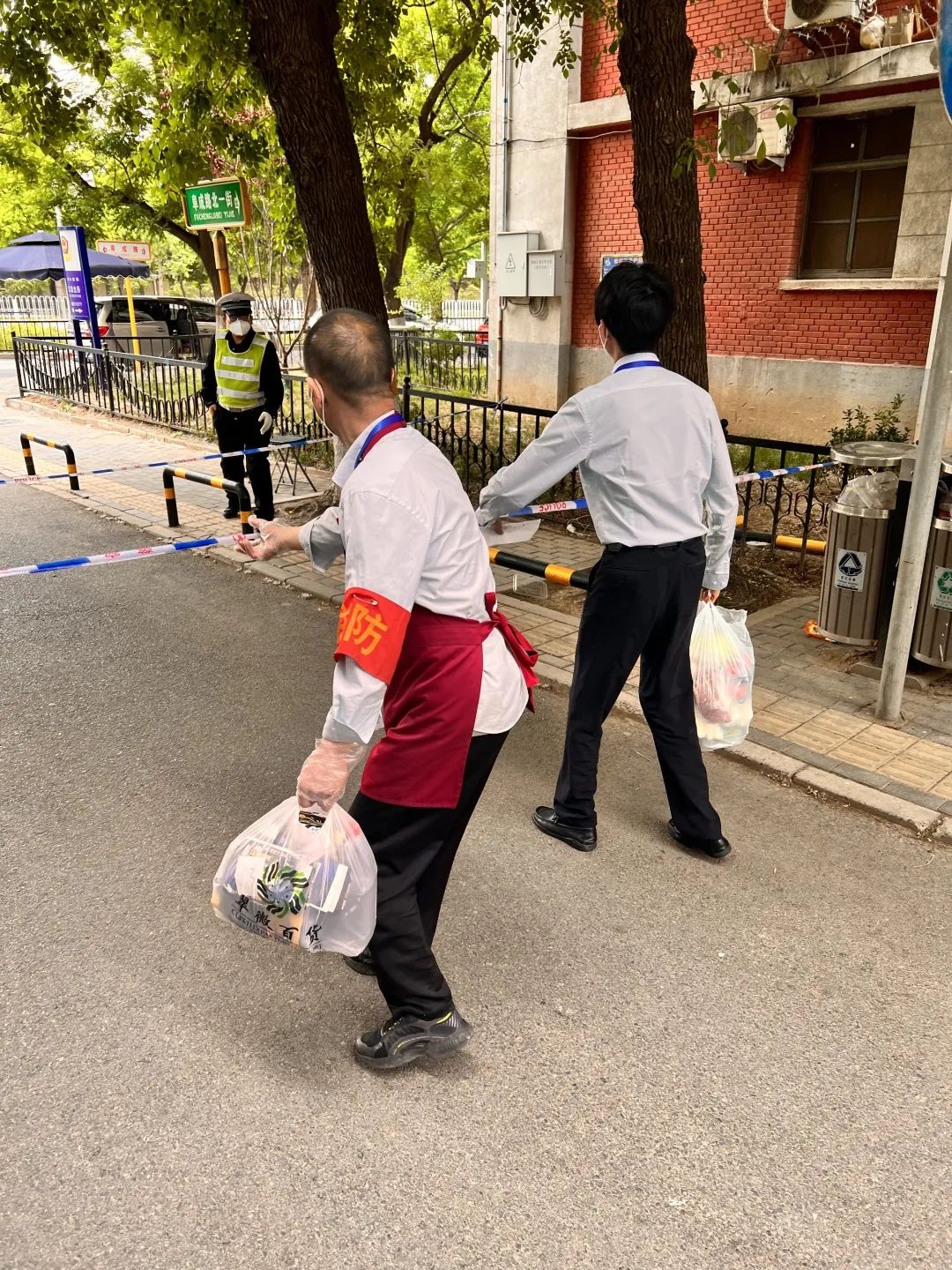 在战“疫”中闪光！他们在城市运行保障各领域，重担上肩，冲锋在前——