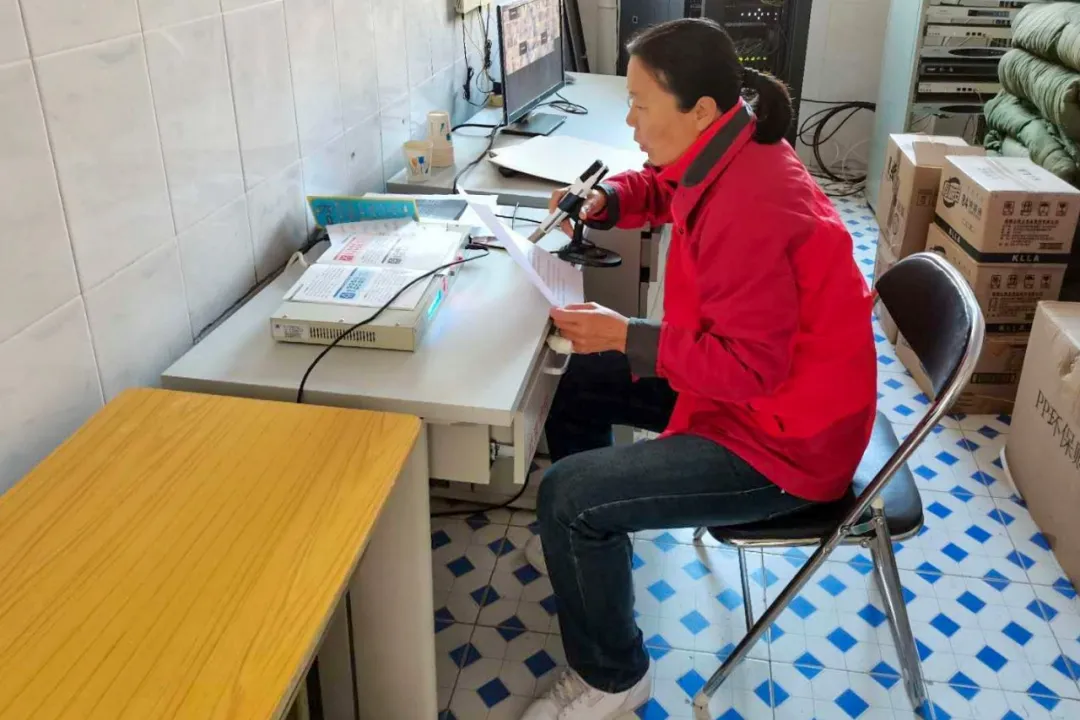 密云区巨各庄镇：防火扫除两不误 秋日最美酒乡路