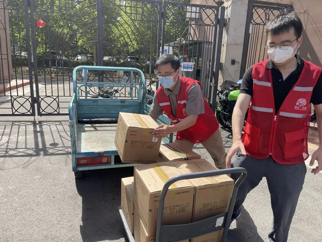 烈日下，“金一代”青年干警化身“红马甲”传递温情