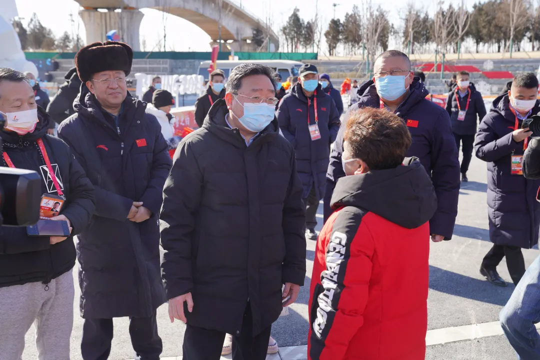 看~石景山之光！火炬传递他们全程保驾护航......