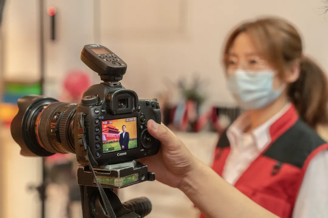 老兵拍摄生日照与祖国共庆生