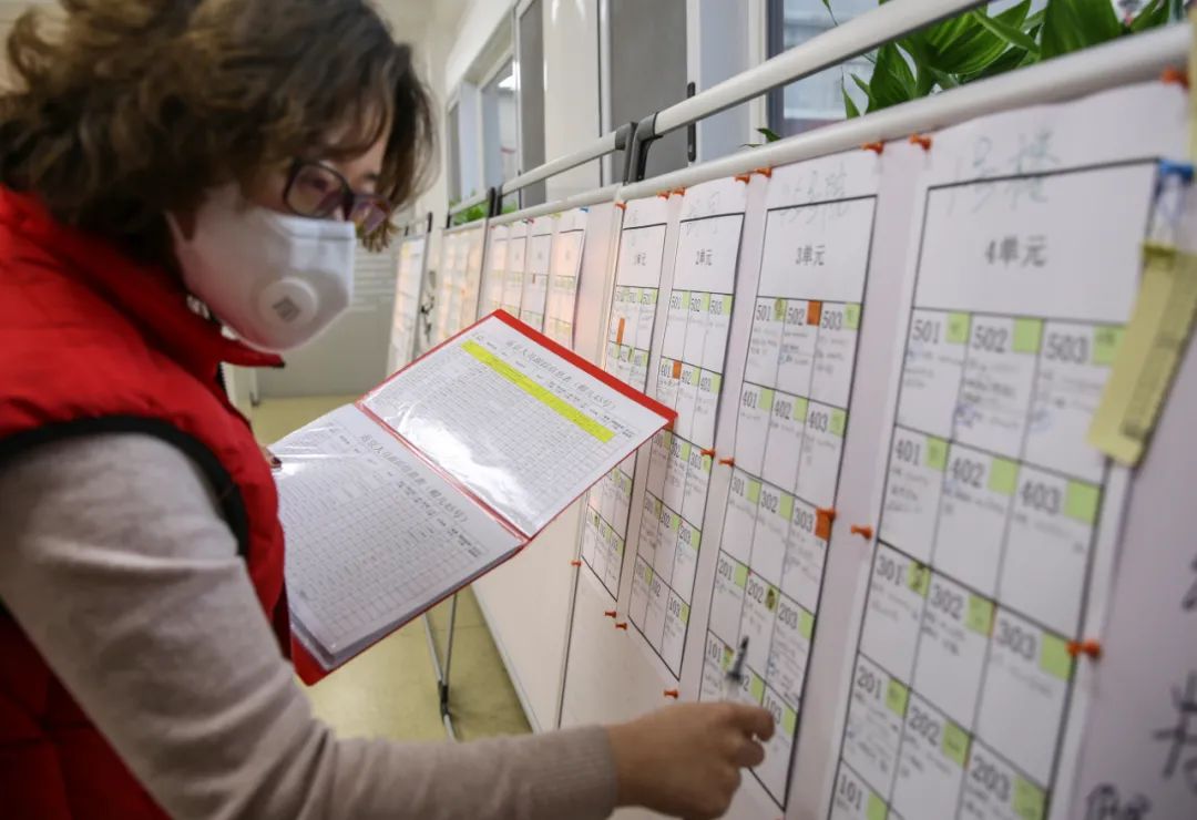 践行以人民为中心的发展思想，构筑共建共治共享社会治理新格局