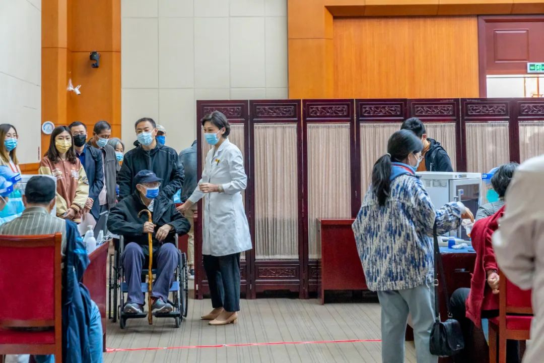 东城区疫苗接种服务送进辖区单位，为离退休老年人打疫苗