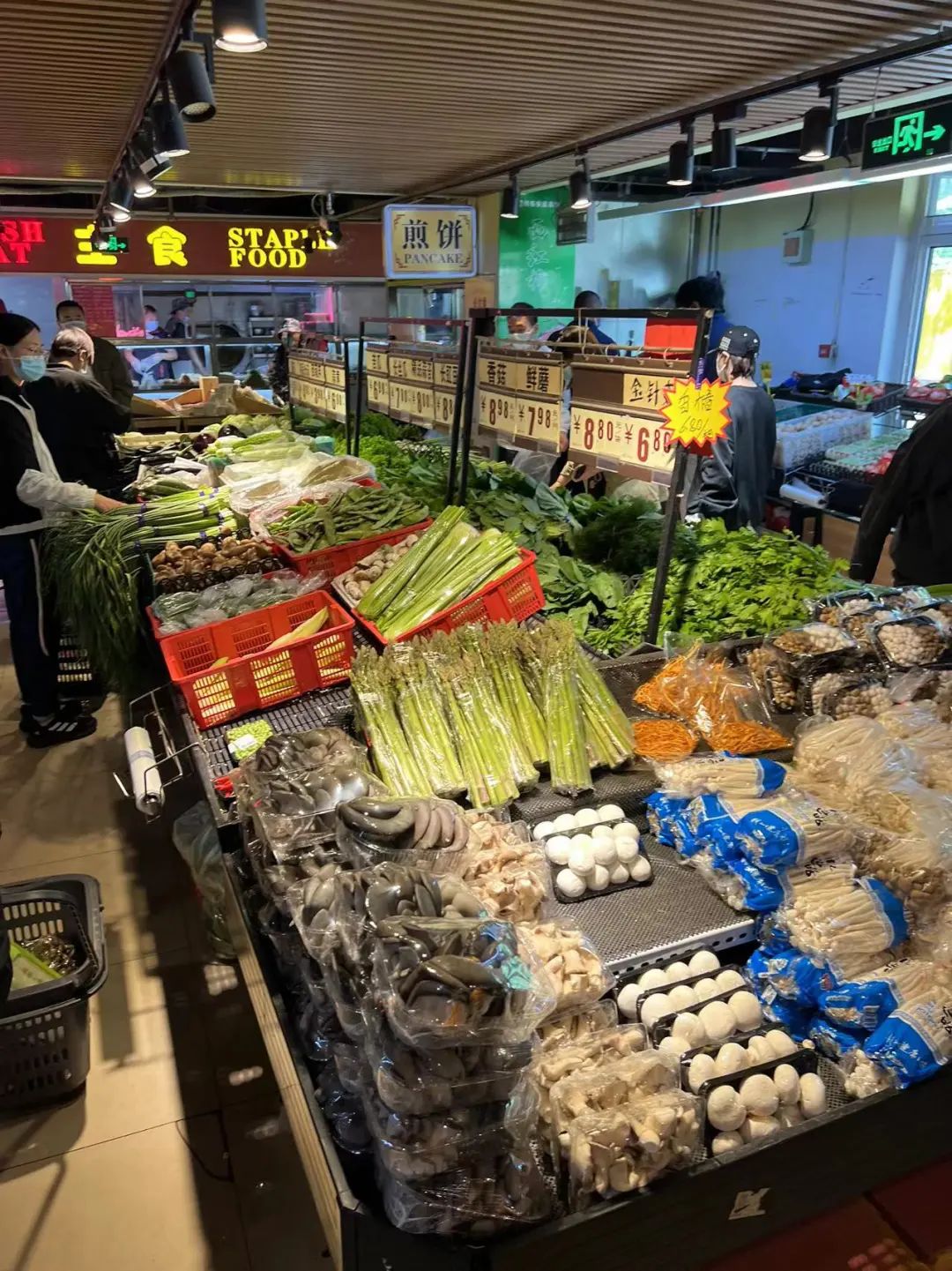 全力保障封控管控区生活必需品，畅通渠道稳供应