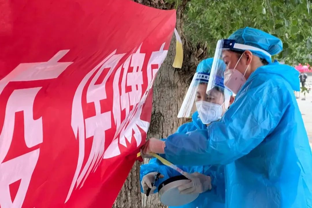 “疫”无反顾！“背奶妈妈”断奶坚守抗疫一线