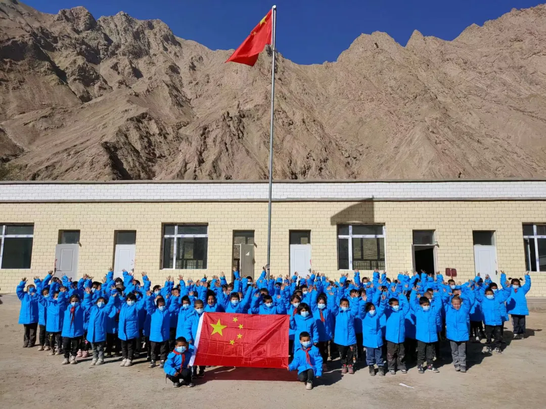 冬衣送暖 情注边疆