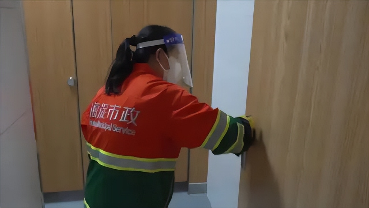 公厕保洁消杀再“升级”，筑牢防疫安全屏障