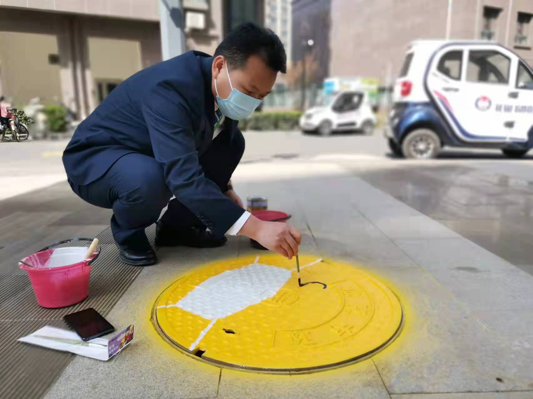 南苑街道井盖变“景”盖 绘出脚下文明风景线