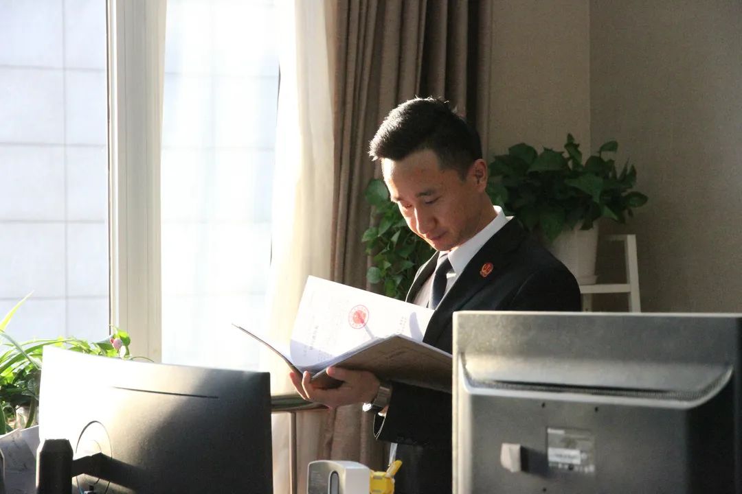 菜刀、板砖、恶语相向……面对危险11年，他执行到位资金15亿元