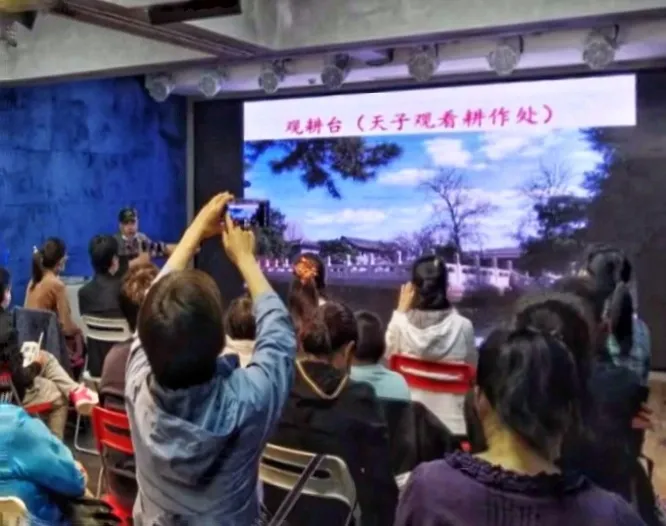 角楼图书馆讲中轴线故事过“双节”